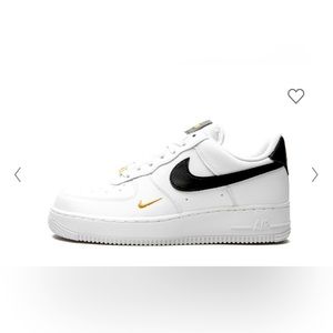 WMNS AIR FORCE 1 LOW ‘07 ESSENTIAL WHITE BLACK GOLD SIZE 9
